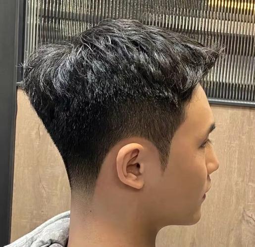 发质粗硬只能留寸头?这几款发型"专治"炸毛,酷帅又有男人味