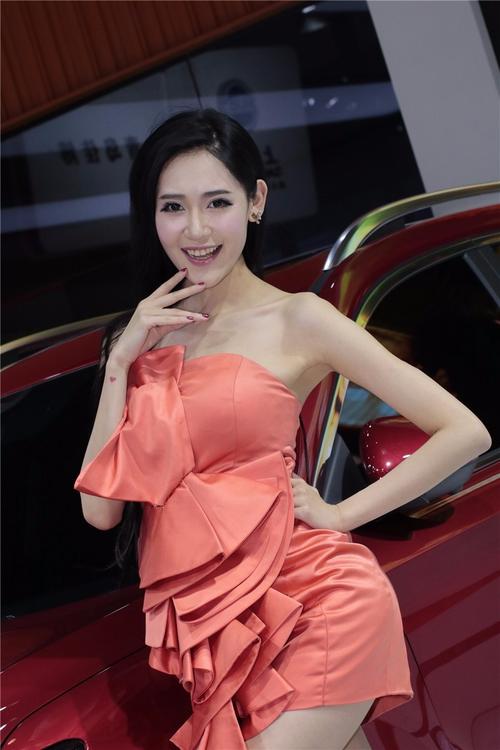 街拍车模,性感的桔色抹胸蓬蓬裙美女,美丽的笑容融入