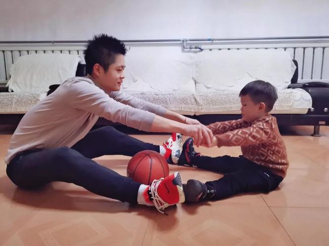 健康始于家庭亲子运动游戏77亲子传球