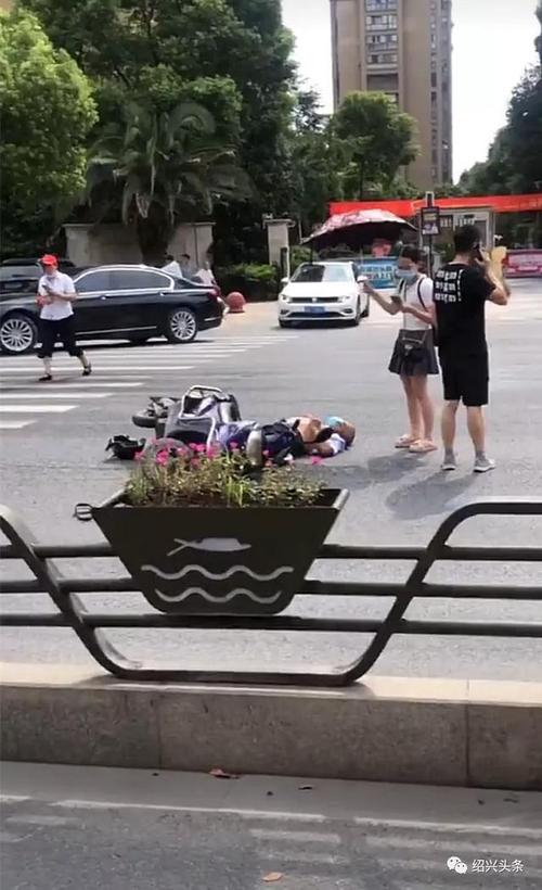 突发绍兴一小区门口发生车祸电瓶车被轿车撞飞头部流血不止