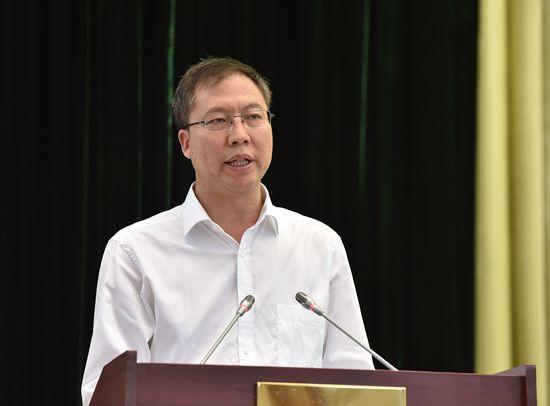 省级文明县代表临洮县县委书记石琳在全省精神文明建设工作命名表彰