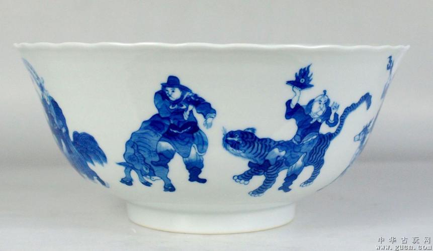 同治:官窑青花八蛮进宝人物纹葵口大碗