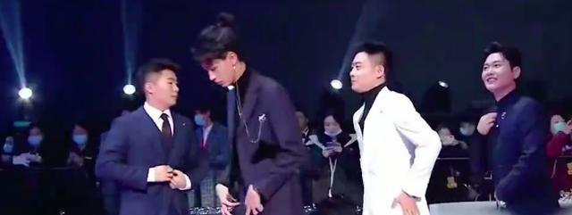 德云社的爷们多有规矩周九良的小动作救了秦霄贤