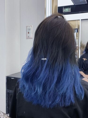 深蓝色的立体渐变发色太好看了叭!_染发_发色_蓝黑色