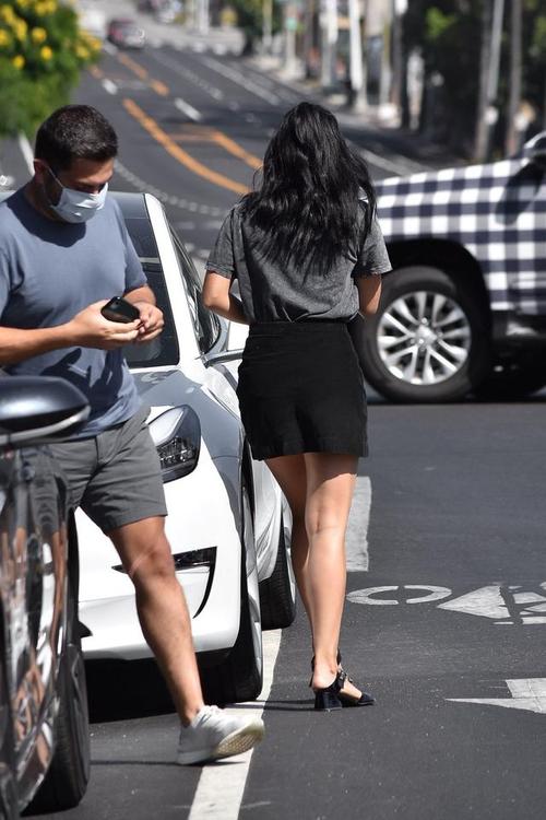 女星卡米拉·门德斯洛杉矶时尚街拍,她有着迷人的气质