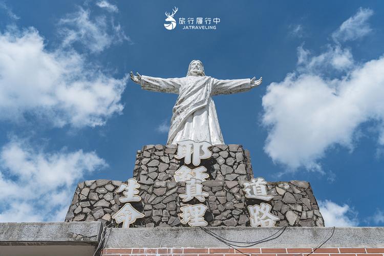 一旁耶稣像神似里约热内卢的巨型耶稣像