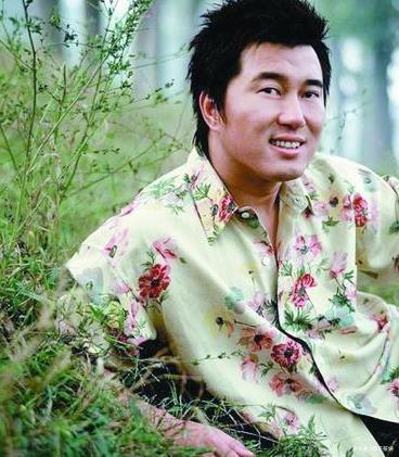 满文军泥瓦工成国内知名歌手走红后抛妻弃女吸毒导致事业完蛋
