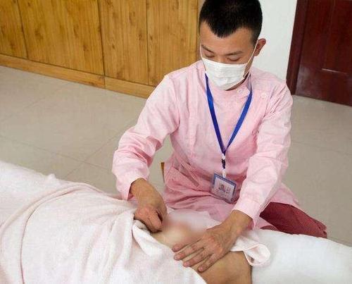 男性催乳师出场费2万,按摩一星期没效果,宝妈:他占我便宜