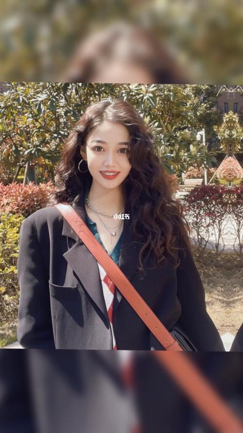 女生发型_染发_圆脸_卷发_中长发_剪发_理发店_造型烫_接头发_灰棕色