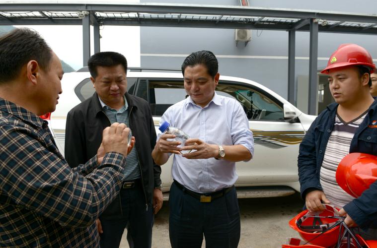 兴山县县委书记谭业明来我公司了解生产工艺