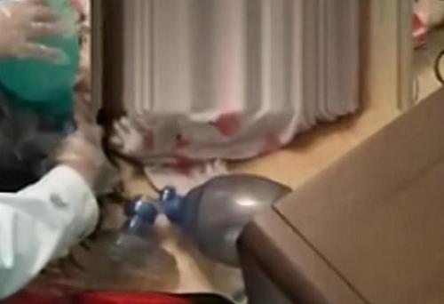 江苏女子衣柜内上吊自杀,身旁躺着4个月大的婴儿,已