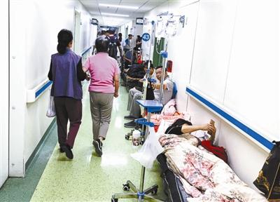 北京部分大医院急诊床位紧张 病人买折叠床躺过道