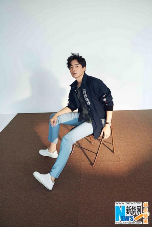 郑元畅登封面展完美侧颜 随性不失时尚态度