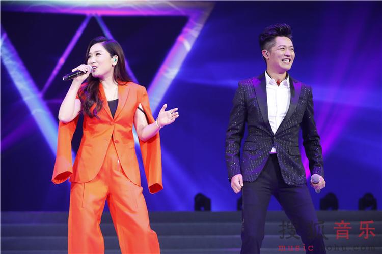 演出现场  来源:搜狐音乐 责编:董文                凤凰传奇现场