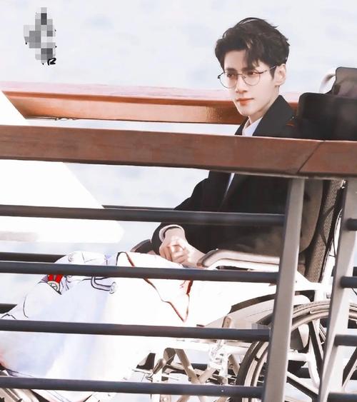 《良言写意》生图,罗云熙造型总裁风范十足,大家却关注他的腿