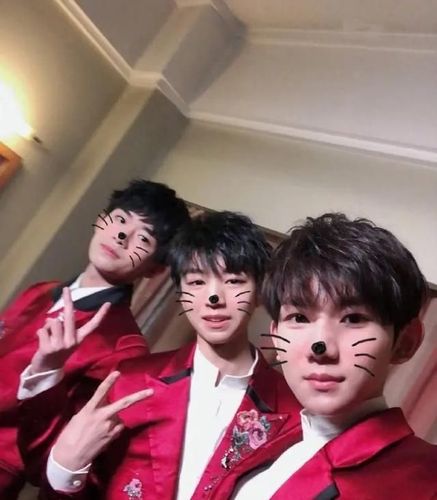 tfboys发合照王俊凯王源易烊千玺万年不变的剪刀手来啦