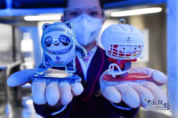 冰墩墩正在备货!小编在复兴号上买到ta……_腾讯新闻