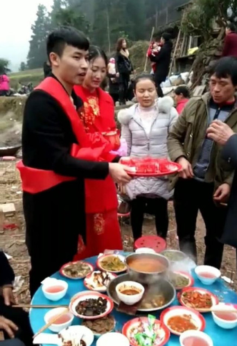 农村半山腰的婚礼酒席,新郎新娘敬酒收钱,收红包收到手软!