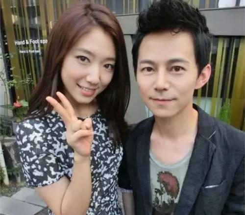 湖南主持人何炅隐藏了11年的妻子被曝光网友原来长这样