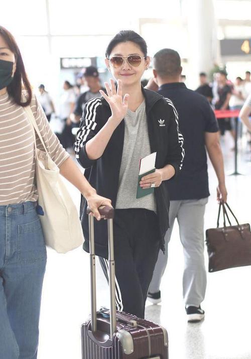 大s素颜走机场,状态好似"中年妇女",别再吹什么少女感