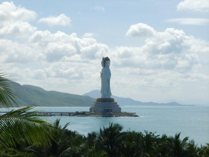 在南山寺远眺南海观音像