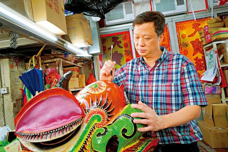 传承工艺家族出了个纸扎大王专扎狮头