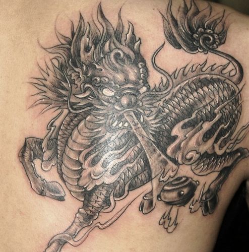 非主流男生背部灵兽麒麟纹身图案