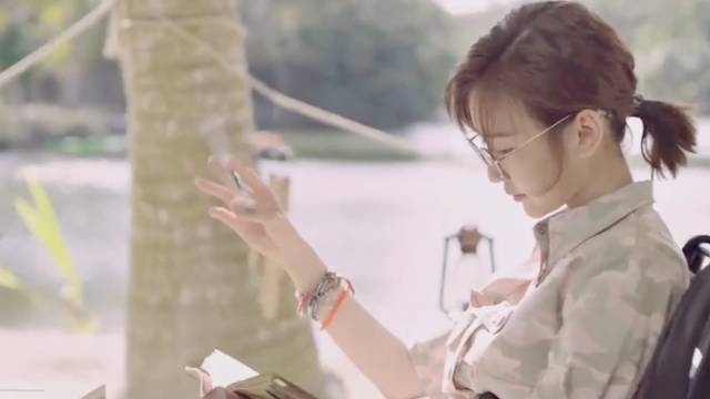 埃博拉前线毛晓彤真的好美啊出场就被惊艳到了