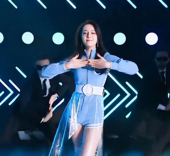 迪丽热巴跳舞最撩的一次当她"甩发"那一刻,粉丝忍不住