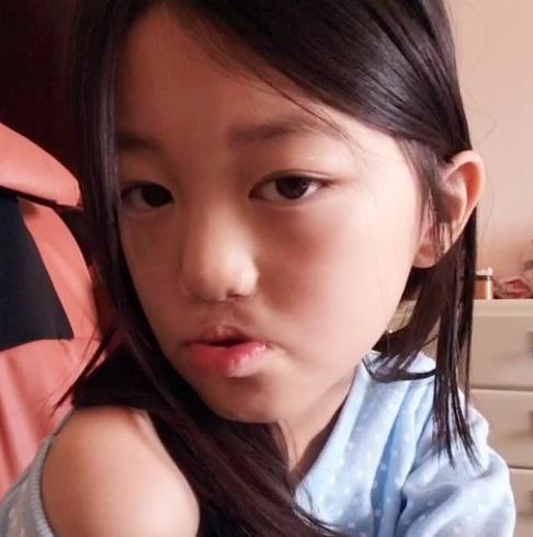 而自己的姐姐窦靖童为了支持妹妹也是在下巴纹身,告诉妹妹你跟我们是