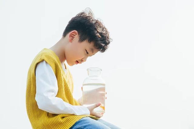 10岁一12岁男童发型有哪些,这几款帅气又清爽,更适合