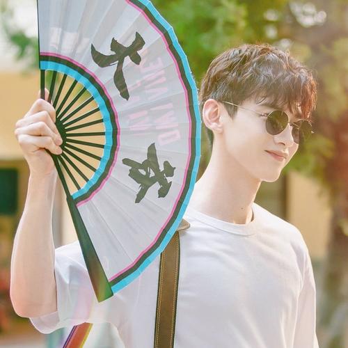 大家有白敬亭搞笑的图吗想做头像