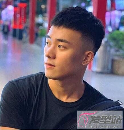 发型站 男生发型 男士短发      两侧的头发剃得很轻薄,整体发型则是