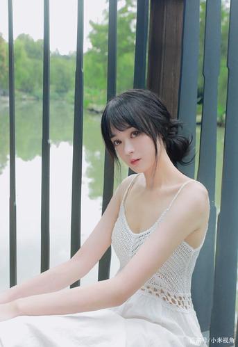 白裙美女明眸皓齿性感写真