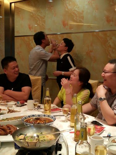 同学聚餐喝交杯酒.