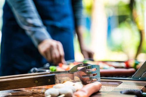烧烤派对各种肉类在花园里手忙脚乱