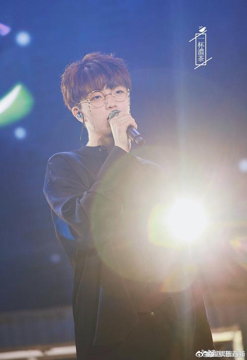 戴眼镜的陈立农~有魔力的农农,17岁的少年