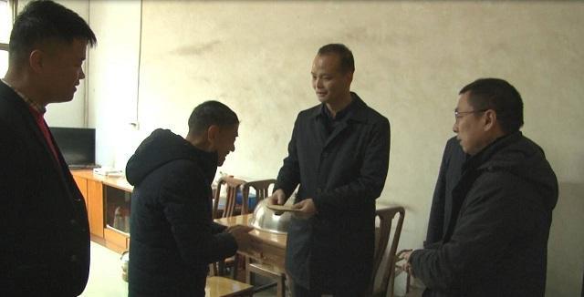 刘华文走访慰问困难老党员