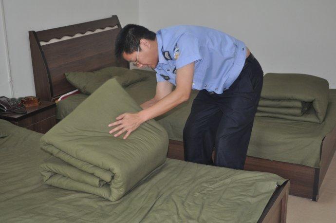 城东派出所队员正在整理备勤室,严格按照军事化标准搞好内务卫生.