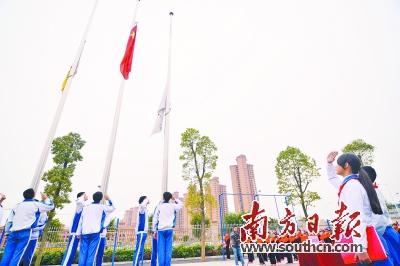 3月2日,清远市博爱学校全校师生参与了新学期的首次升旗仪式.