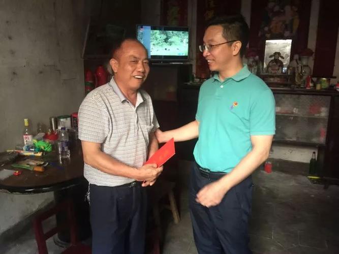 吉水县县委常委组织部长肖向前七一前夕走访困难党员