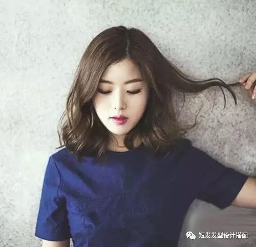 齐肩烫发也不错哦,将头发烫成蓬松感十足的卷发会让整个造型看起来