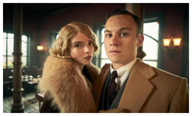 该剧在海外也大受欢迎,讲述了汤米·谢尔比(基里安·墨菲 饰)及其臭名