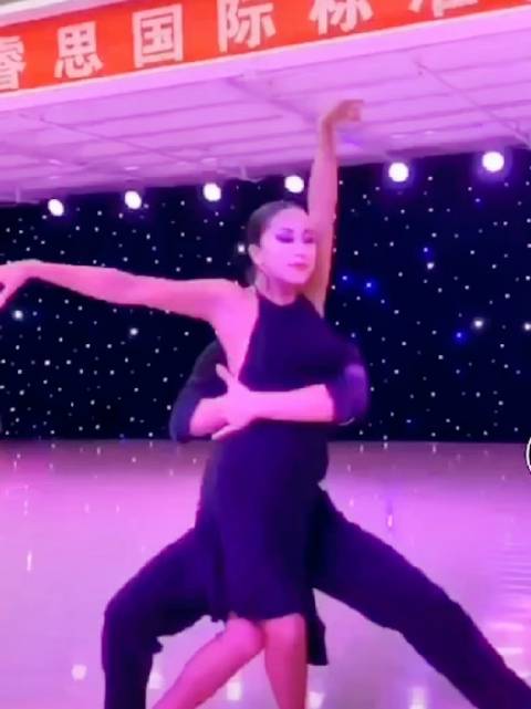 拉丁舞者孙晨鸿 绝美伦巴表演!爱了,黑色钻链挂脖舞裙