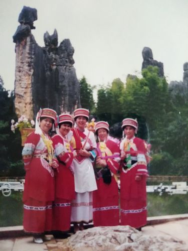 1999年8月参加市总昆明之旅合影留念(石林).