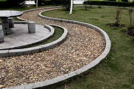 画面上的景物呈s形曲线的构图形式,具有延长,变化的特点,使人看上去有