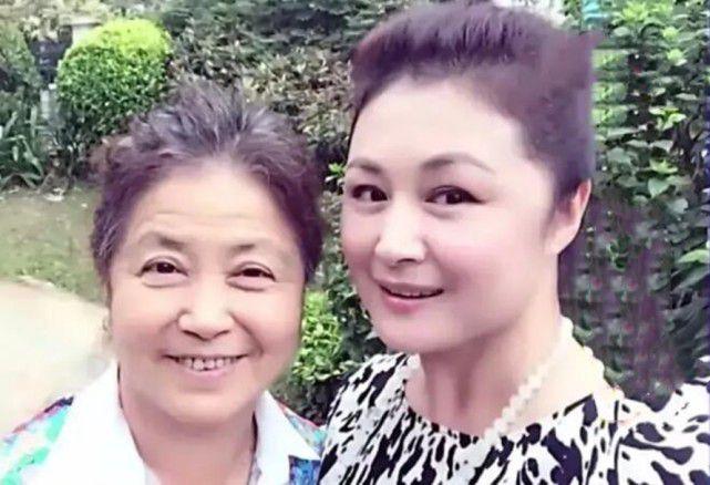 据悉,于月仙的遗体躺在花丛中看上去面容安详.