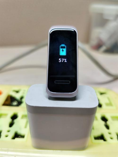 的usb接口还是手机充电器的充电插口,充电宝等,只需要拔下手环腕带,将