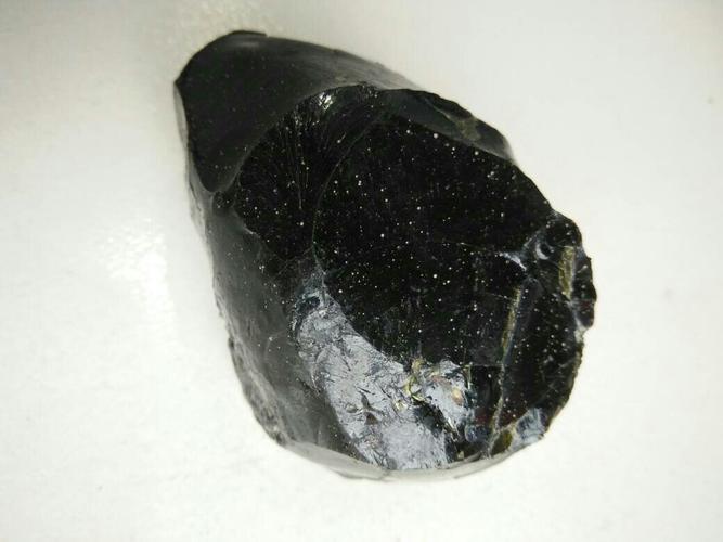 求专家看看这是什么石头?像玻璃一样