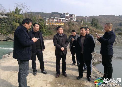 1月11日,县委副书记,县长龙群跃到松江河下游巡河并调研指导稿坪电站